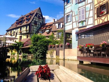 Ruderboot in einem Kanal in Colmar